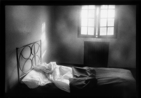 Chambre au lit défait, photographie de Raymond Depardon