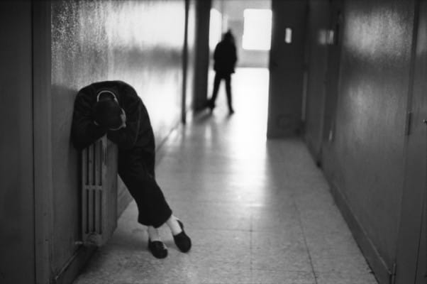 Couloir d'institution, photographie de Raymond Depardon