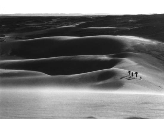 Marcheurs dans les dunes, photographie de Raymond Depardon