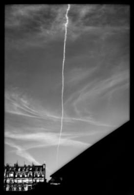 Éclair au-dessus des toits, photographie de Raymond Depardon