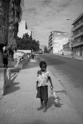 Enfant dans la rue, photographie de Raymond Depardon