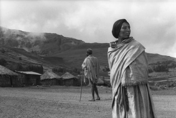 Femme dans un paysage de montagne, photographie de Raymond Depardon