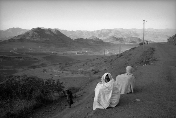 Deux femmes voilées sur une colline, photographie de Raymond Depardon