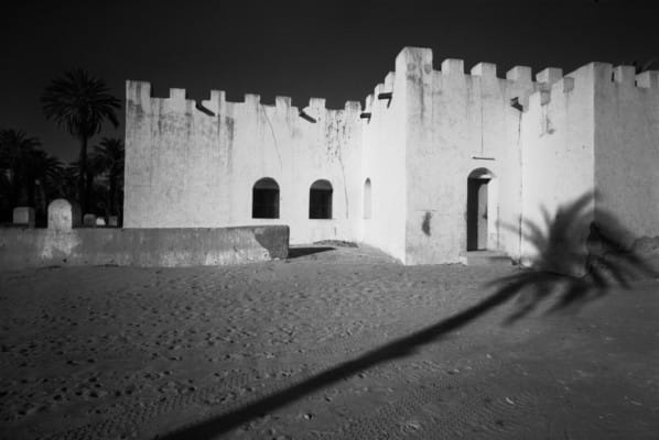 Fort dans le désert et ombre de palmier, photographie de Raymond Depardon