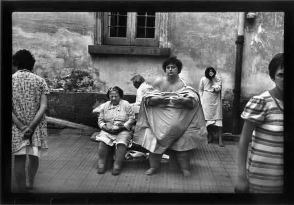 Groupe sur une terrasse, photographie de Raymond Depardon