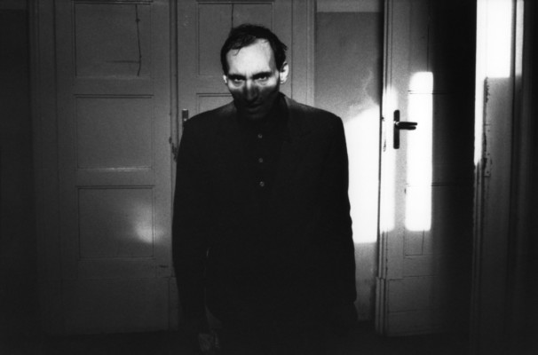 Homme en contre-jour près d'une porte, photographie de Raymond Depardon
