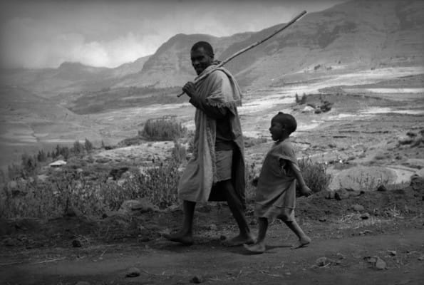 Deux marcheurs dans la montagne, photographie de Raymond Depardon