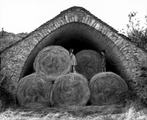 Meules de foin sous une arche de pierre, photographie de Raymond Depardon