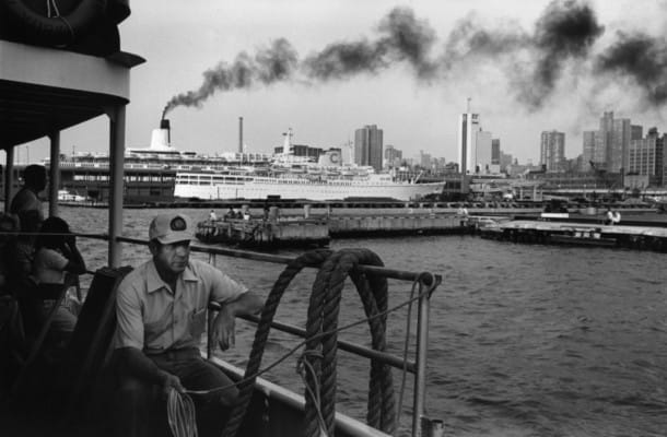 Ferry et skyline de New York, photographie de Raymond Depardon