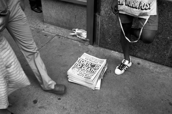 Trottoir new-yorkais, pile de journaux, photographie de Raymond Depardon