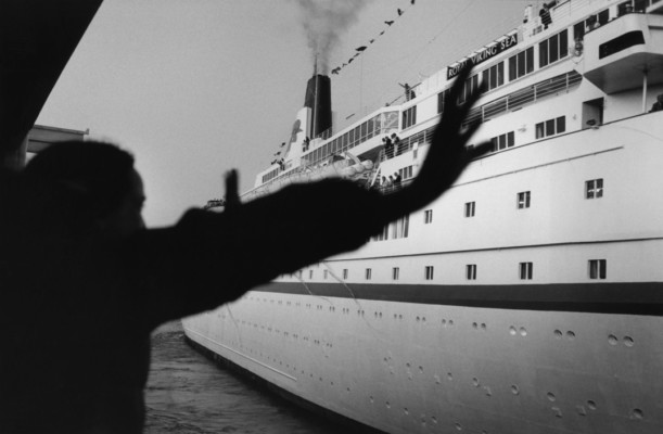 Silhouette saluant un paquebot, photographie de Raymond Depardon