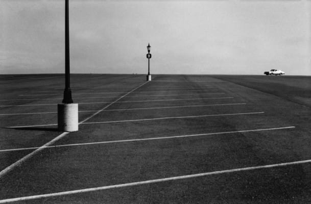 Parking vide, photographie de Raymond Depardon
