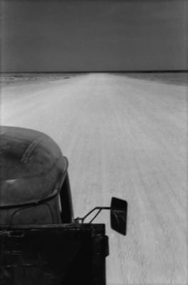 Piste de désert vue depuis un camion, photographie de Raymond Depardon