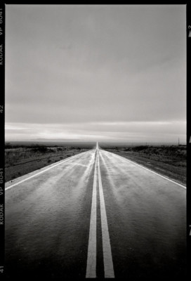 Route photographiée en cadrage vertical par Raymond Depardon