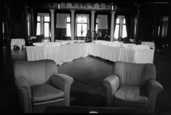 Salon aux fauteuils vides, photographie de Raymond Depardon