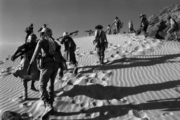 Soldats dans les dunes, photographie de Raymond Depardon