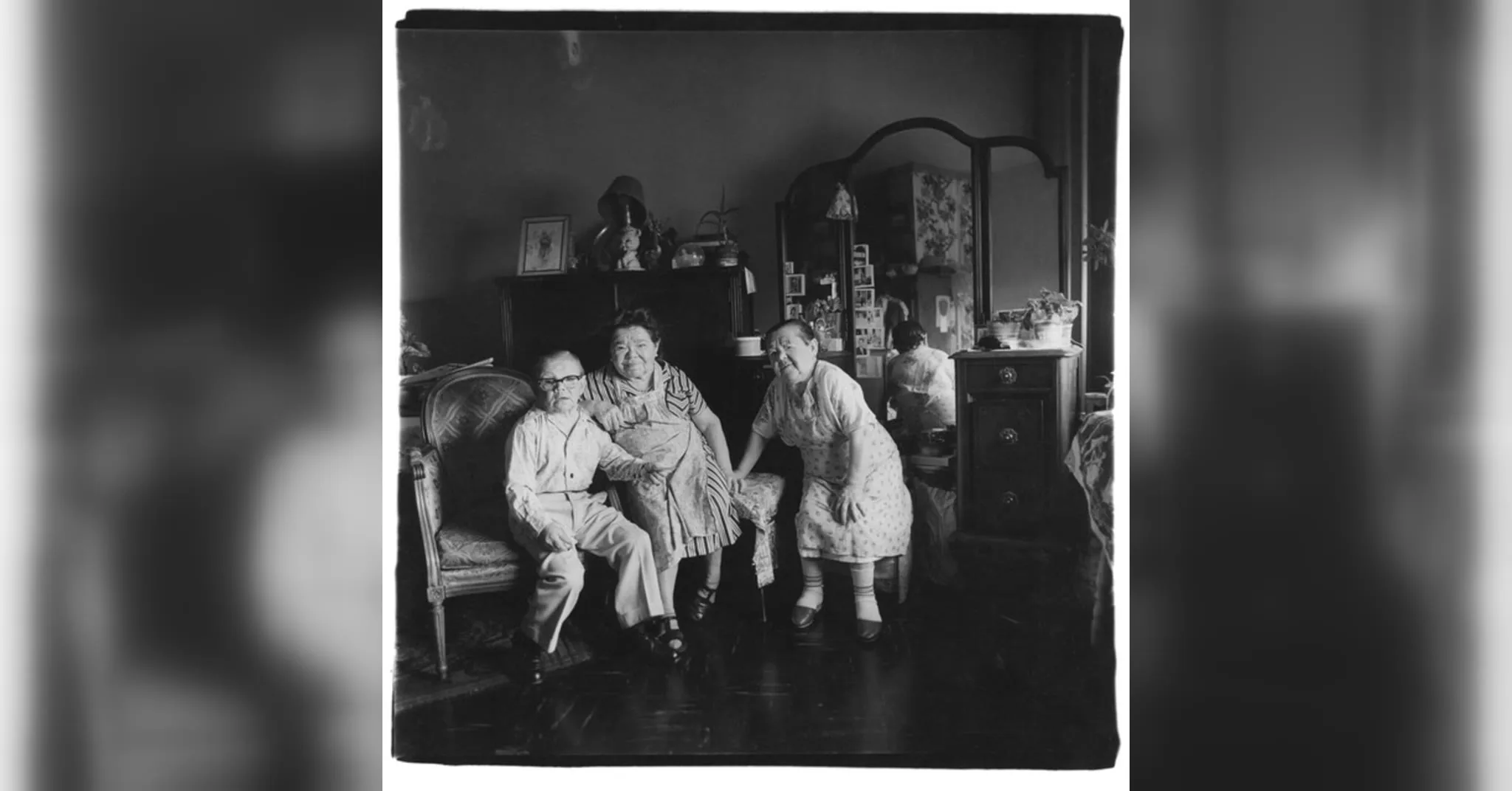 Diane Arbus, Russian midget friends in a living room, 1963 — cadrage paysage