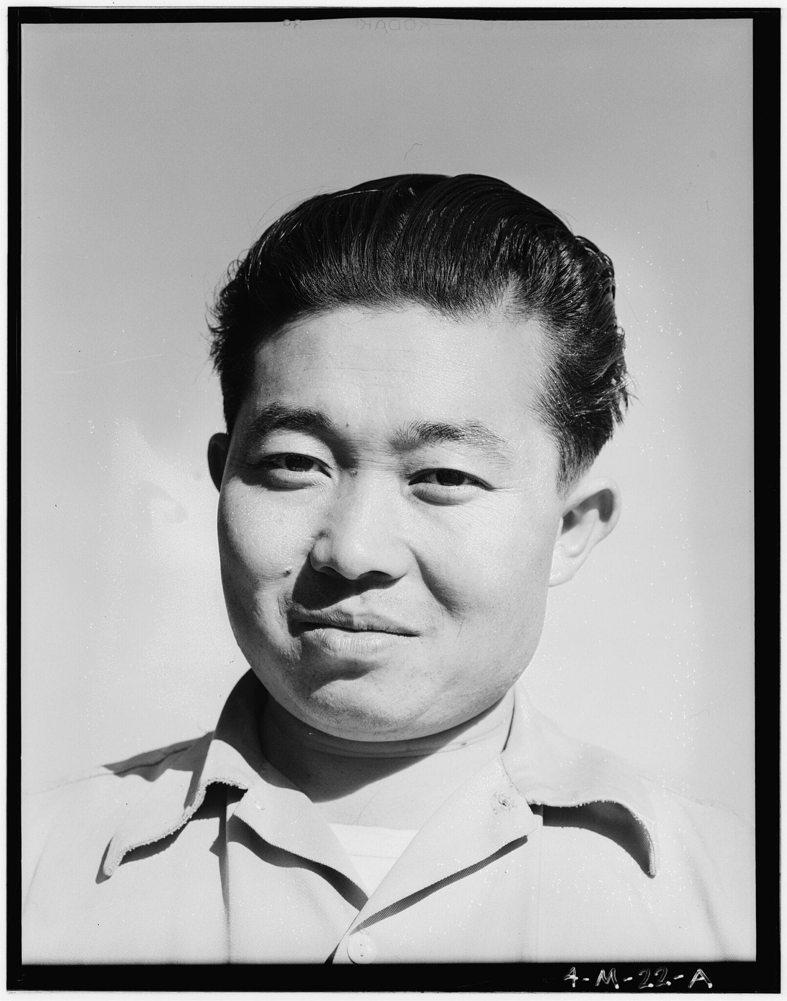 Portrait de Benji Iguchi conducteur de tracteur au camp de Manzanar en 1943, par Ansel Adams