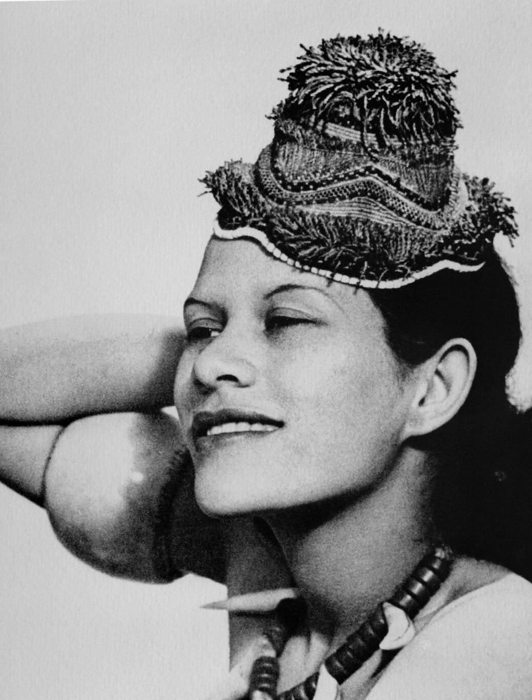 Ady Fidelin coiffée d’un chapeau tressé, photographie de Man Ray, 1937