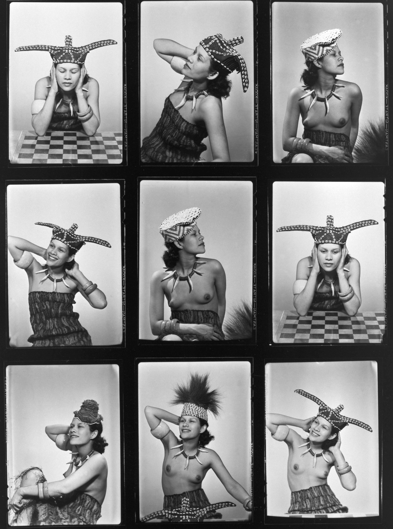 Planche-contact de neuf poses d’Ady Fidelin coiffée de chapeaux, séance de 1937 photographiée par Man Ray