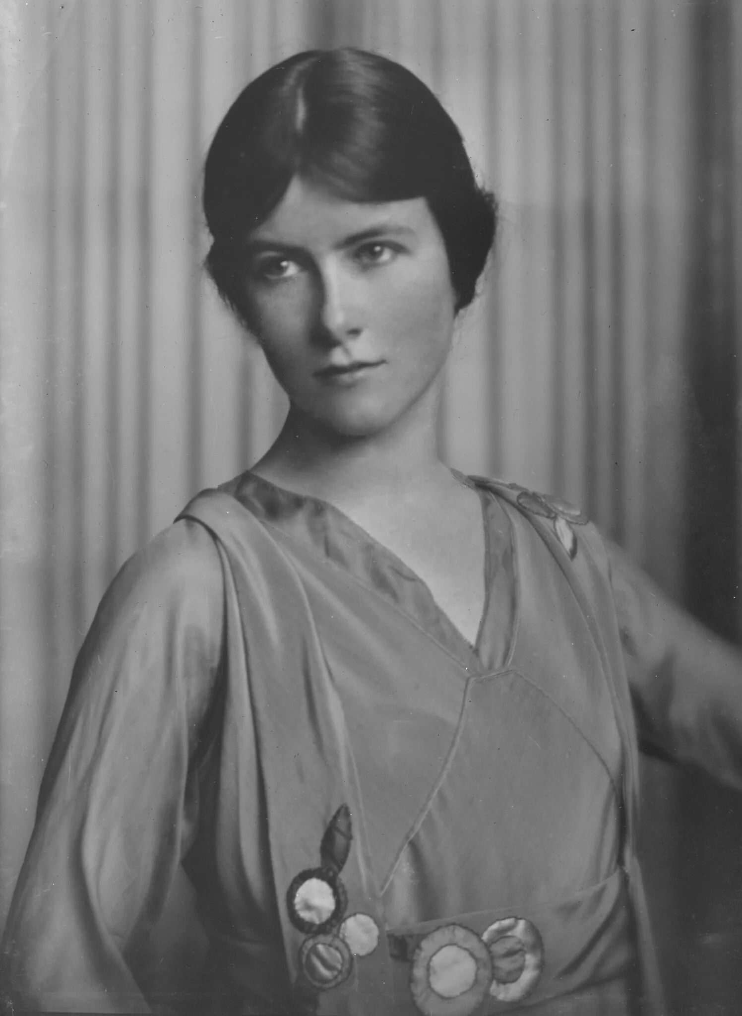 Portrait de studio réalisé par Arnold Genthe à New York en 1917, du type de ceux que Dorothea Lange développait dans son laboratoire
