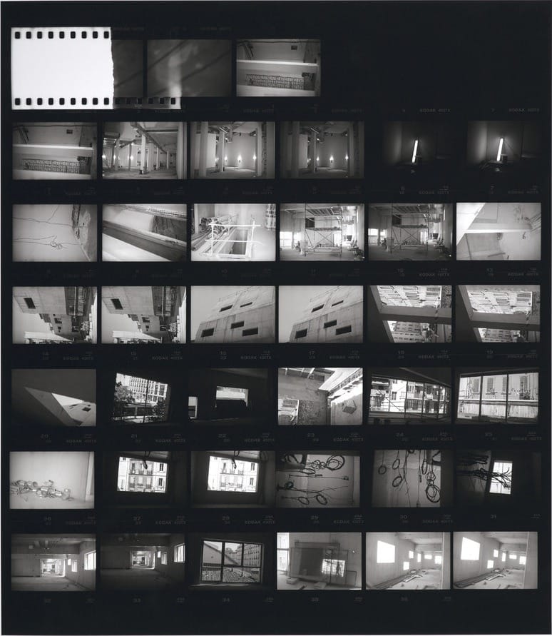 Une planche-contact de trente-six vues, quelques images entourées au crayon
