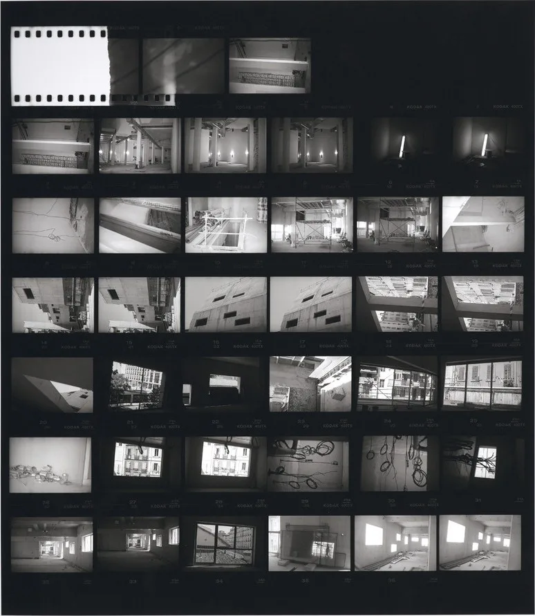 Une planche-contact de trente-six vues, quelques images entourées au crayon