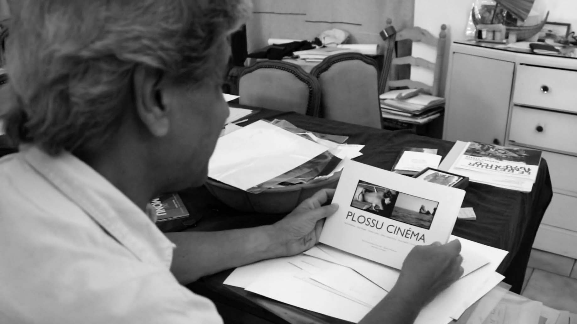 Bernard Plossu feuilletant Plossu Cinéma dans son atelier : extrait du film Snapshots