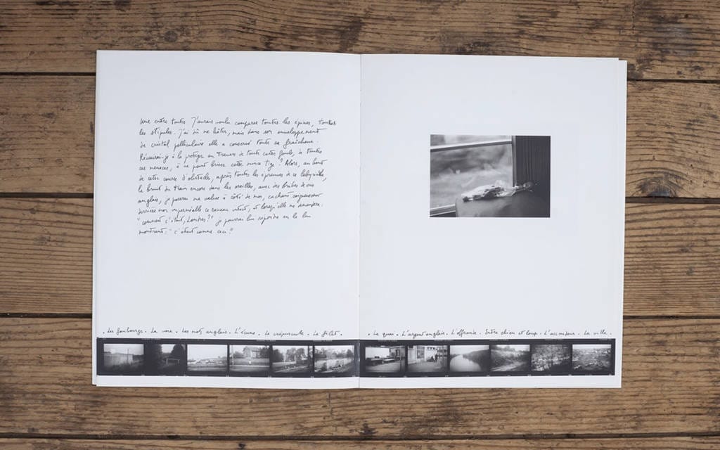 Double page de Paris-Londres-Paris : le texte manuscrit de Michel Butor à gauche, une petite photographie à droite, une bande de planche-contact en pied de page