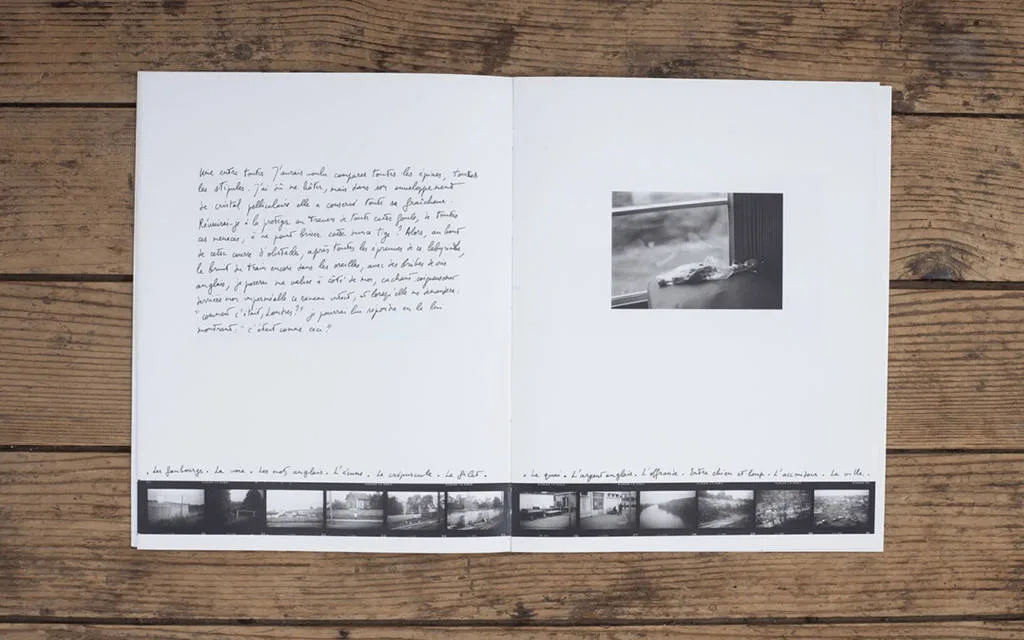 Double page de Paris-Londres-Paris : le texte manuscrit de Michel Butor à gauche, une petite photographie à droite, une bande de planche-contact en pied de page