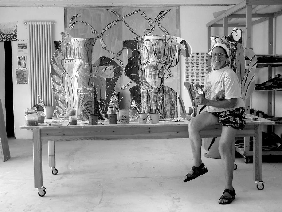 Betty Woodman travaillant dans son atelier de céramique