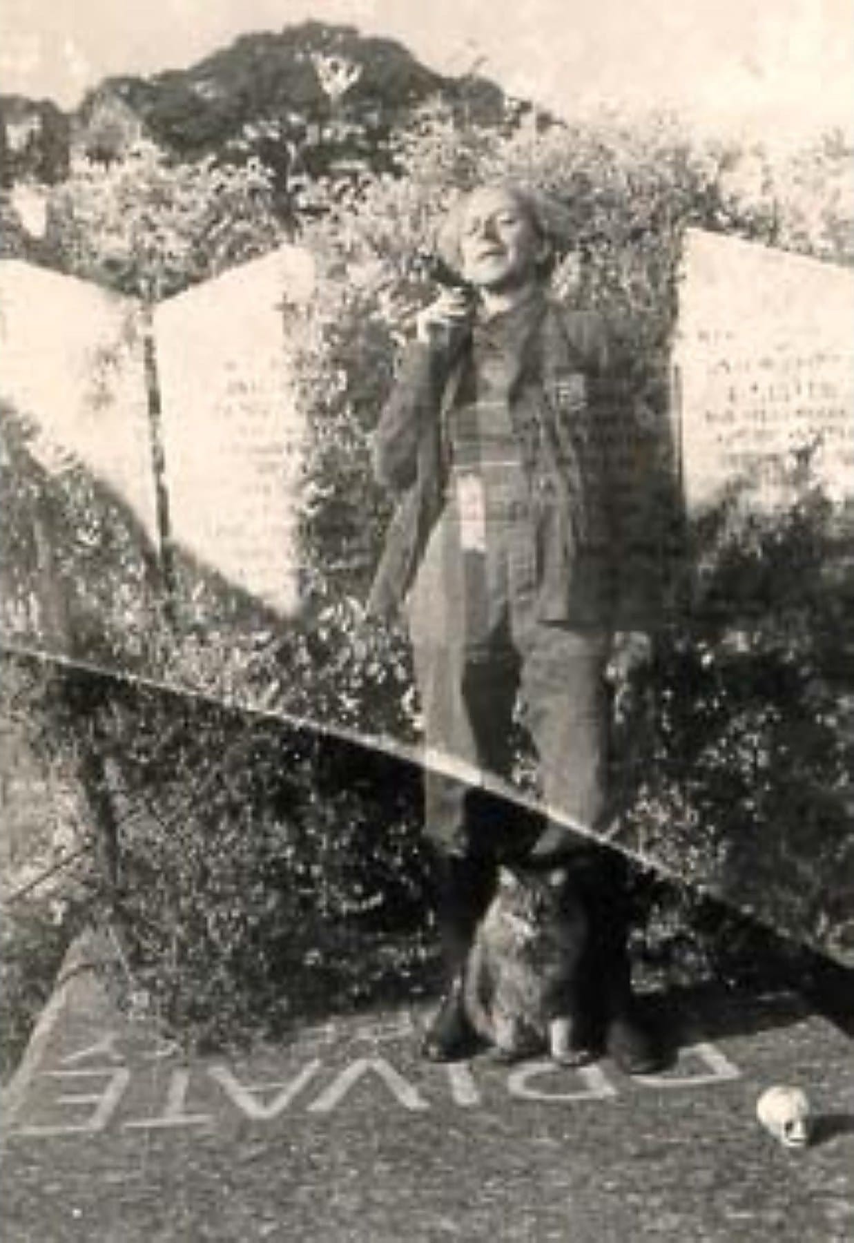 Claude Cahun avec un chat, un crâne et des pierres tombales