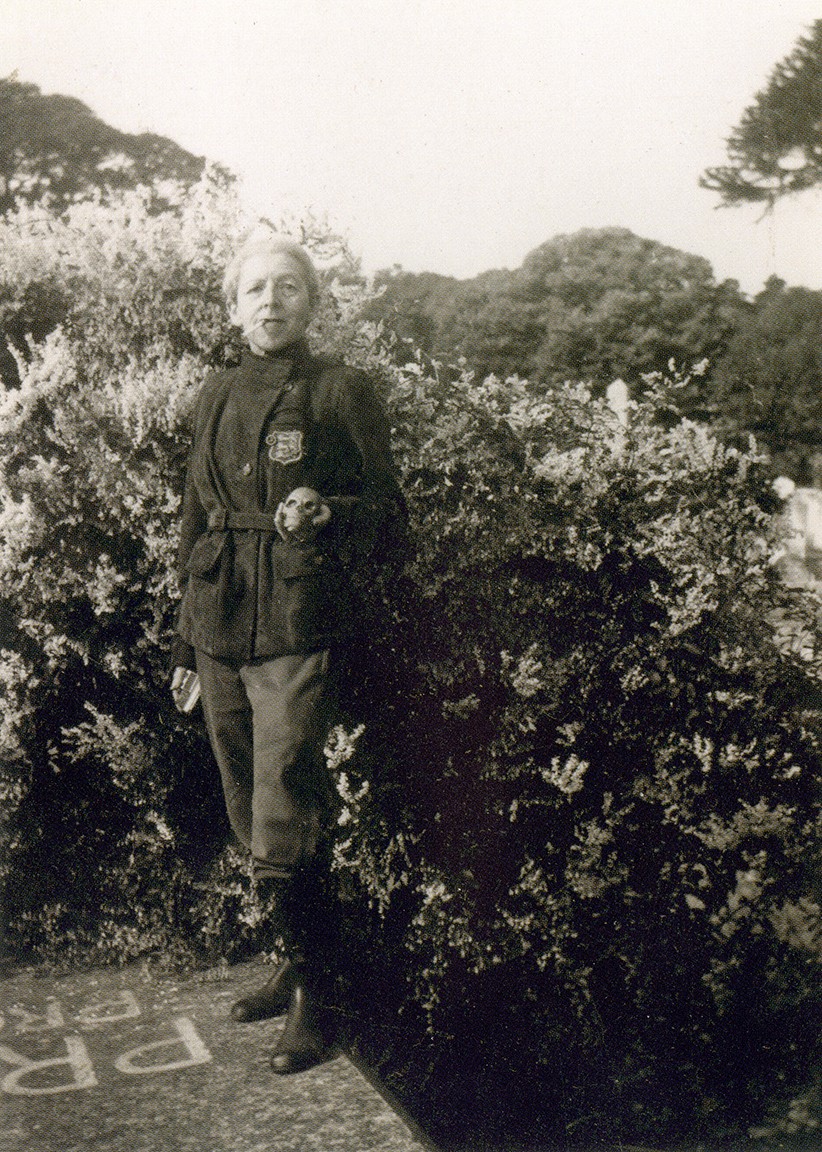 Autoportrait de Claude Cahun avec un crâne et une cigarette