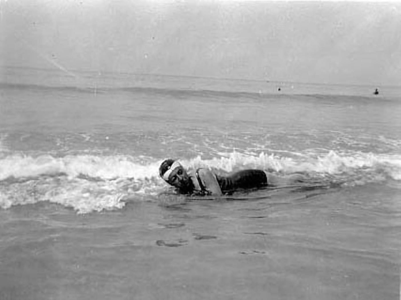 Claude Cahun allongée dans les vagues