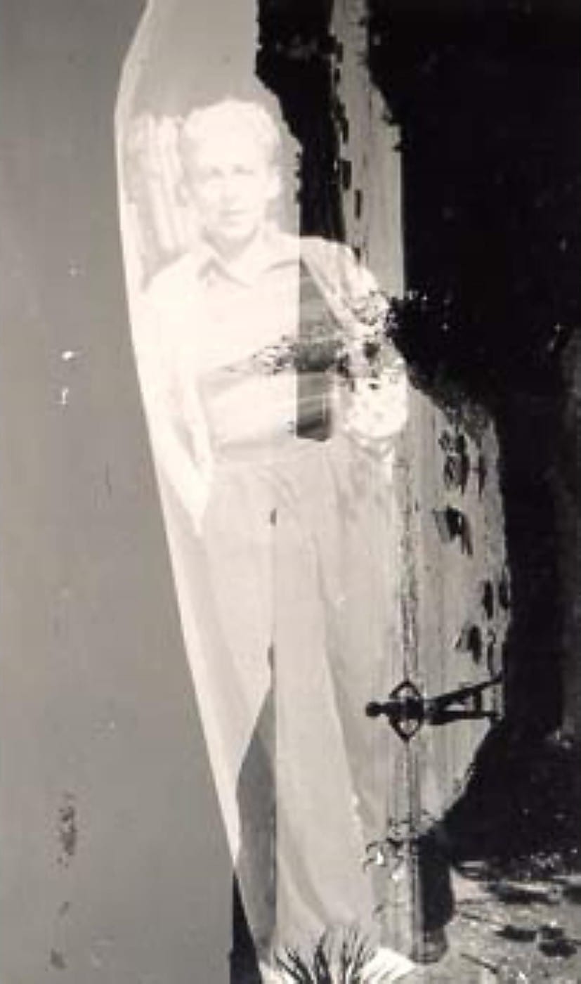 Autoportrait dédoublé de Claude Cahun devant la baie de Saint-Brélade