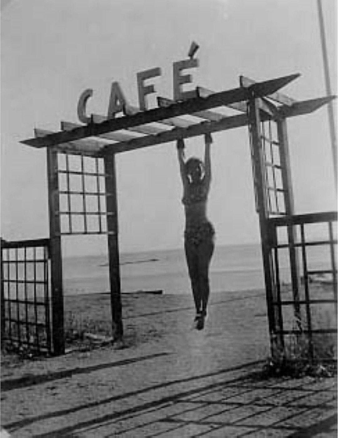 Claude Cahun suspendue à une enseigne de café