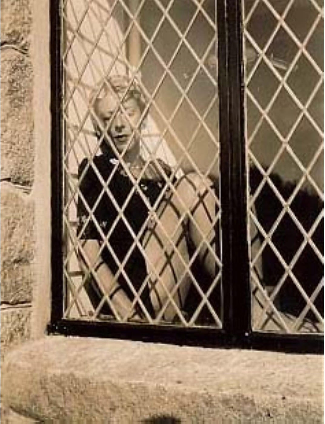 Claude Cahun derrière la fenêtre à losanges de La Rocquaise