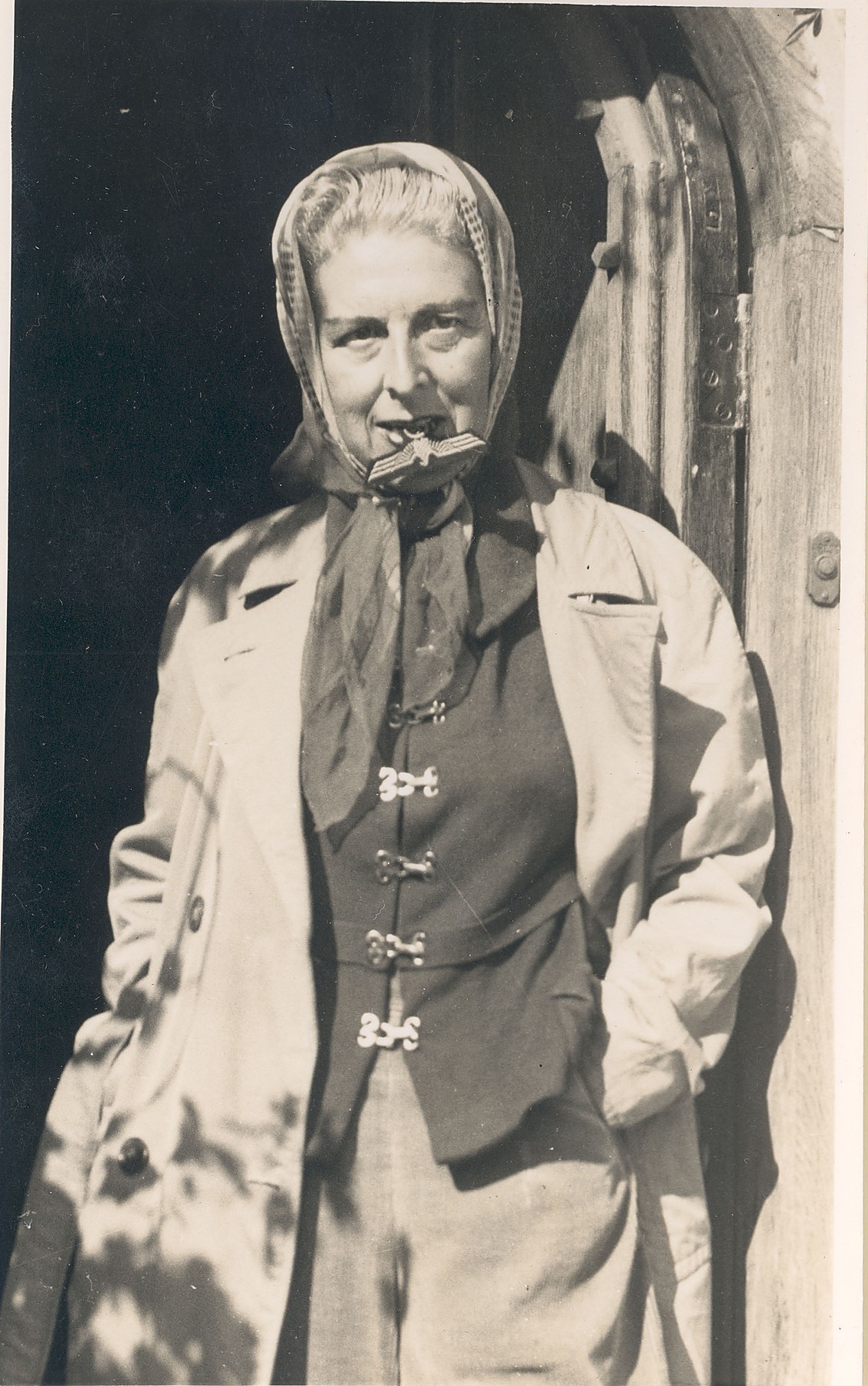 Claude Cahun à sa libération, un insigne d'aigle nazi entre les dents, 1945