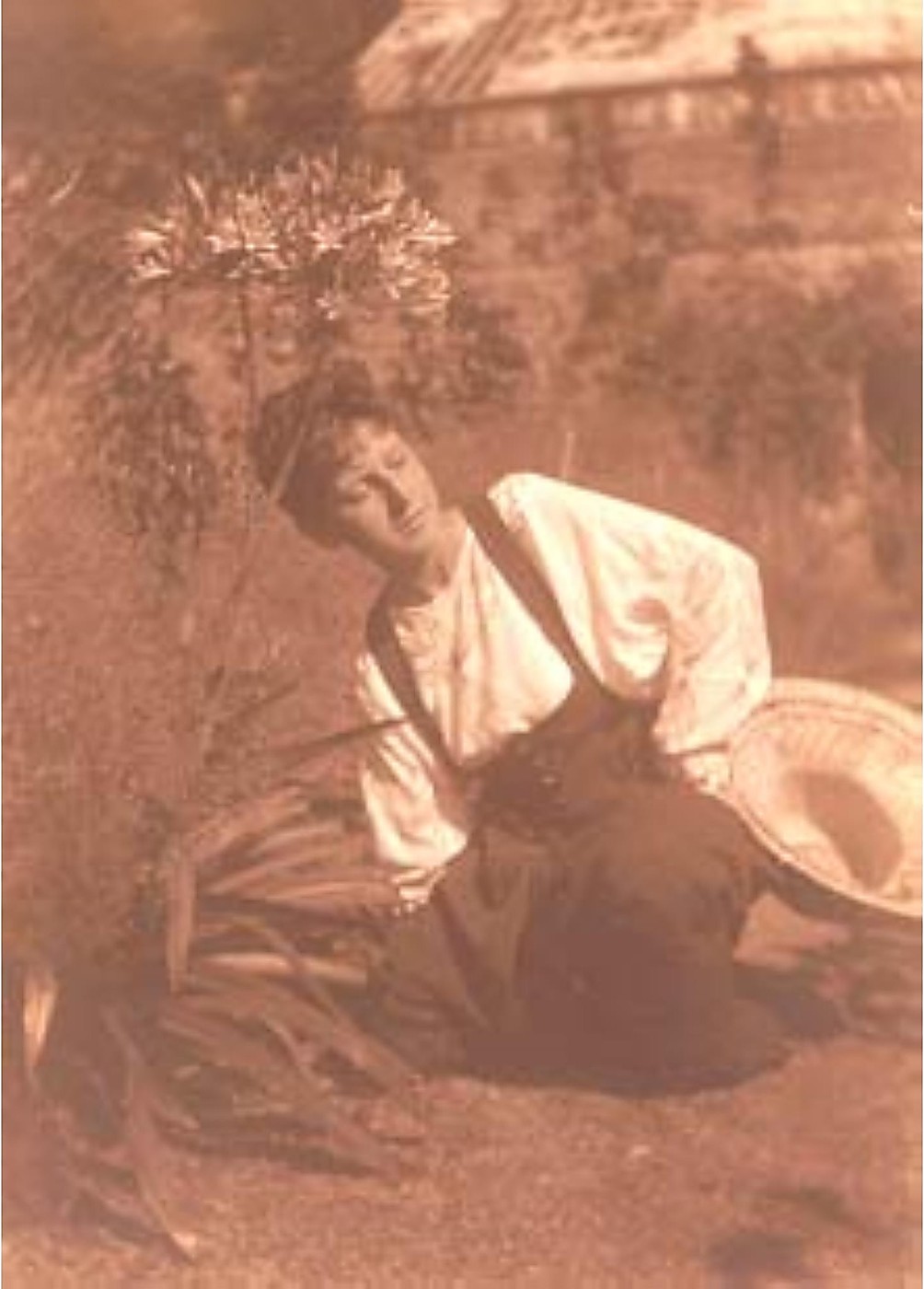 Claude Cahun enfant, agenouillée dans un jardin