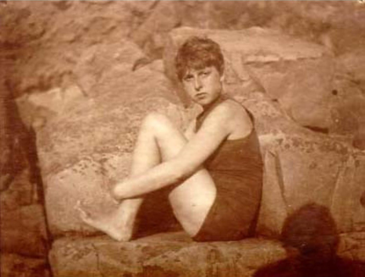 Claude Cahun jeune, en maillot de bain, allongée