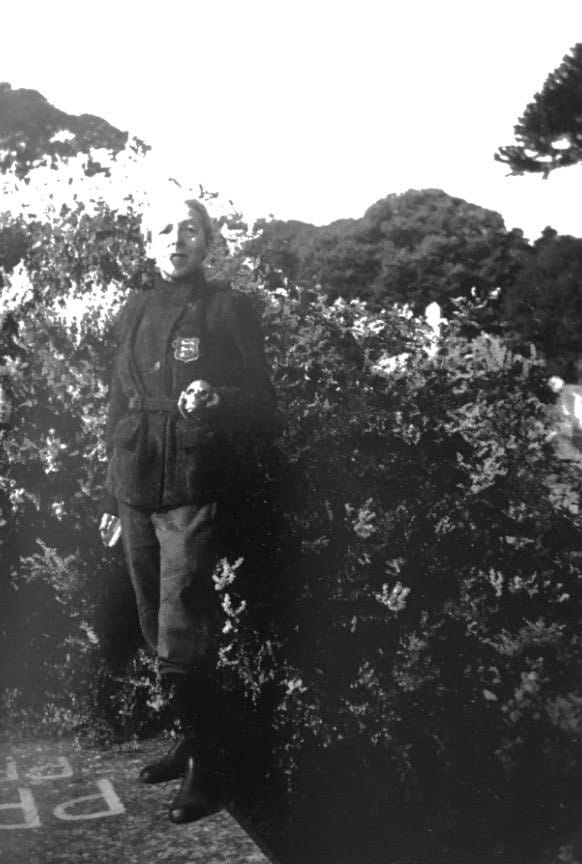 Claude Cahun, le visage entièrement recouvert par un masque