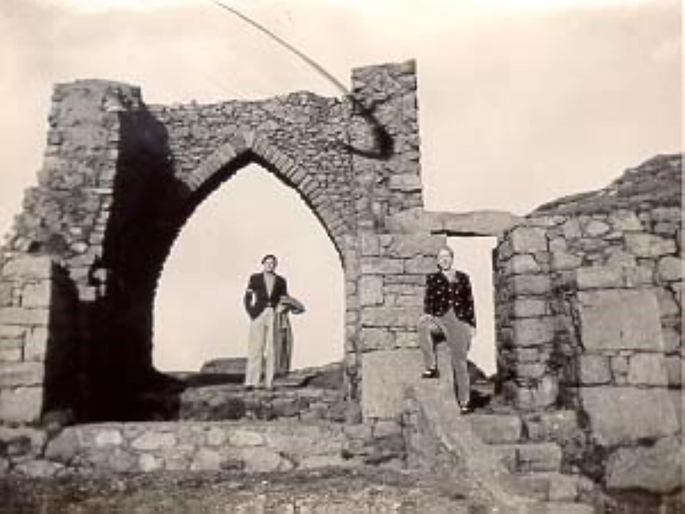 Claude Cahun et Henri Michaux dans les ruines de Grosnez, à Jersey