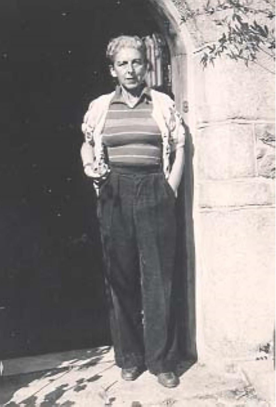 Claude Cahun dans l'embrasure de la porte de La Rocquaise