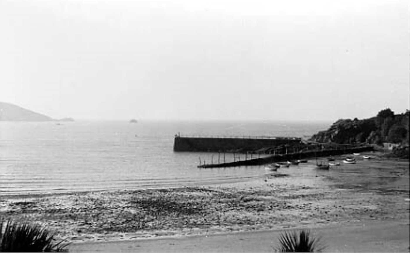 La baie de Saint-Brélade vue du jardin de La Rocquaise