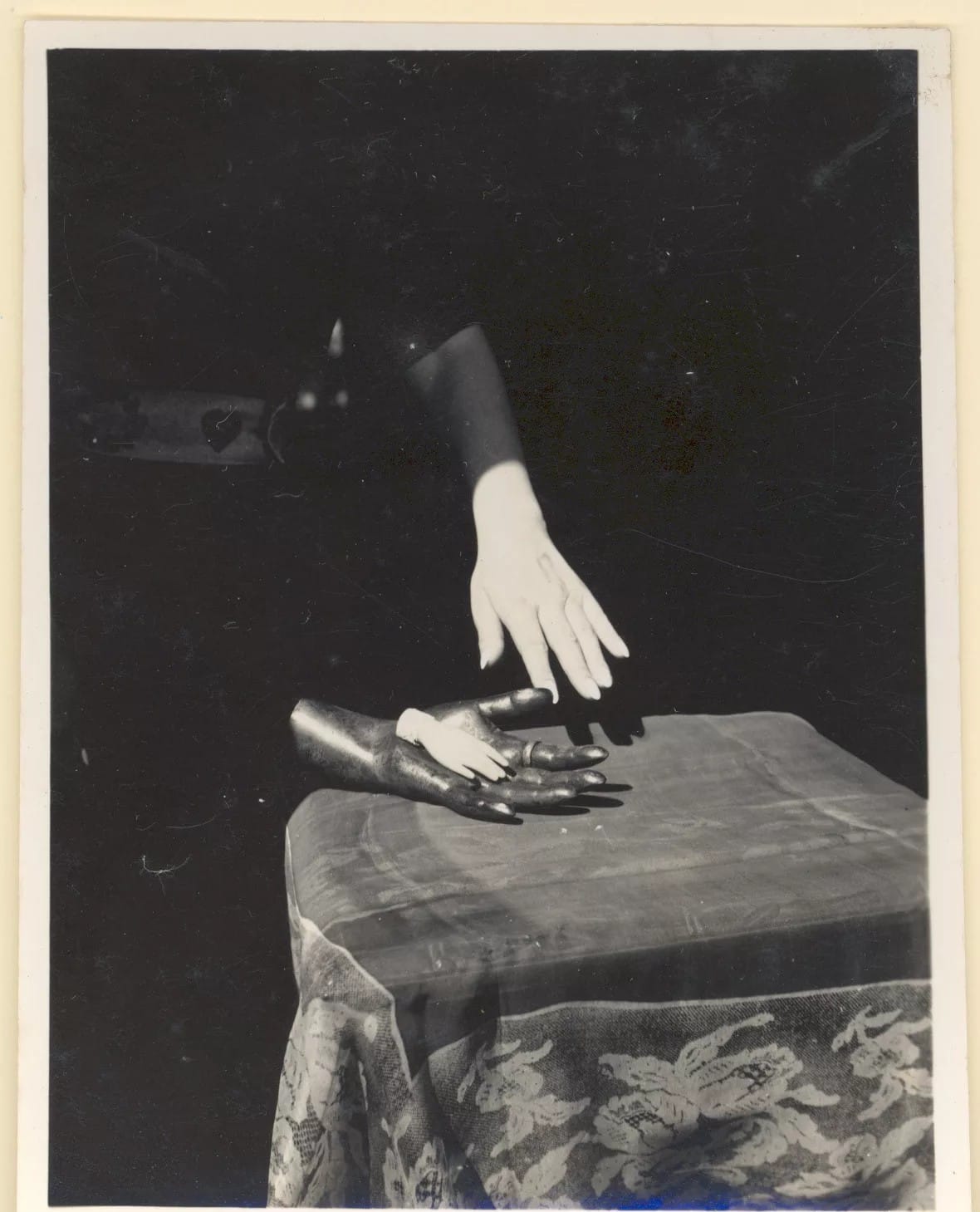 Main de mannequin et main de plâtre posées sur une table nappée de dentelle, Claude Cahun