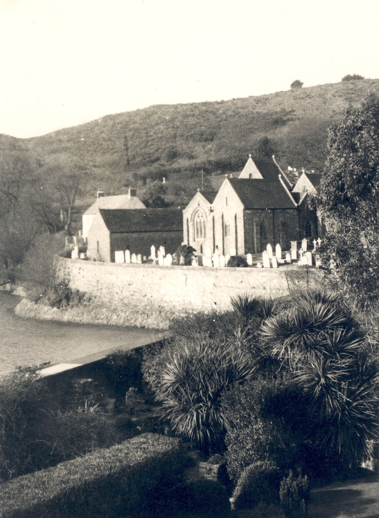 L'église Saint-Brélade vue depuis La Rocquaise