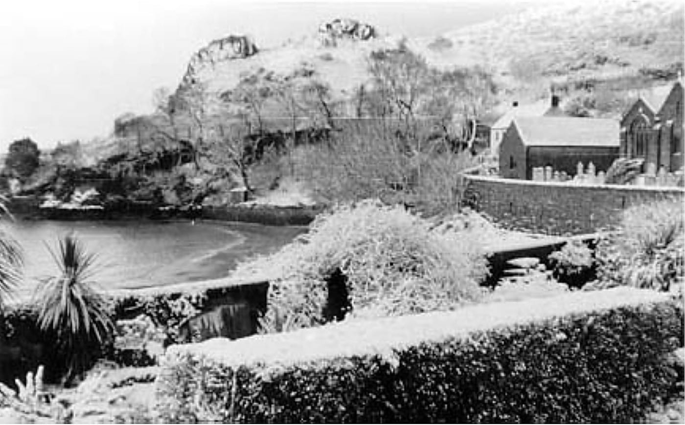 L'église Saint-Brélade et La Rocquaise sous la neige, photographie de Claude Cahun