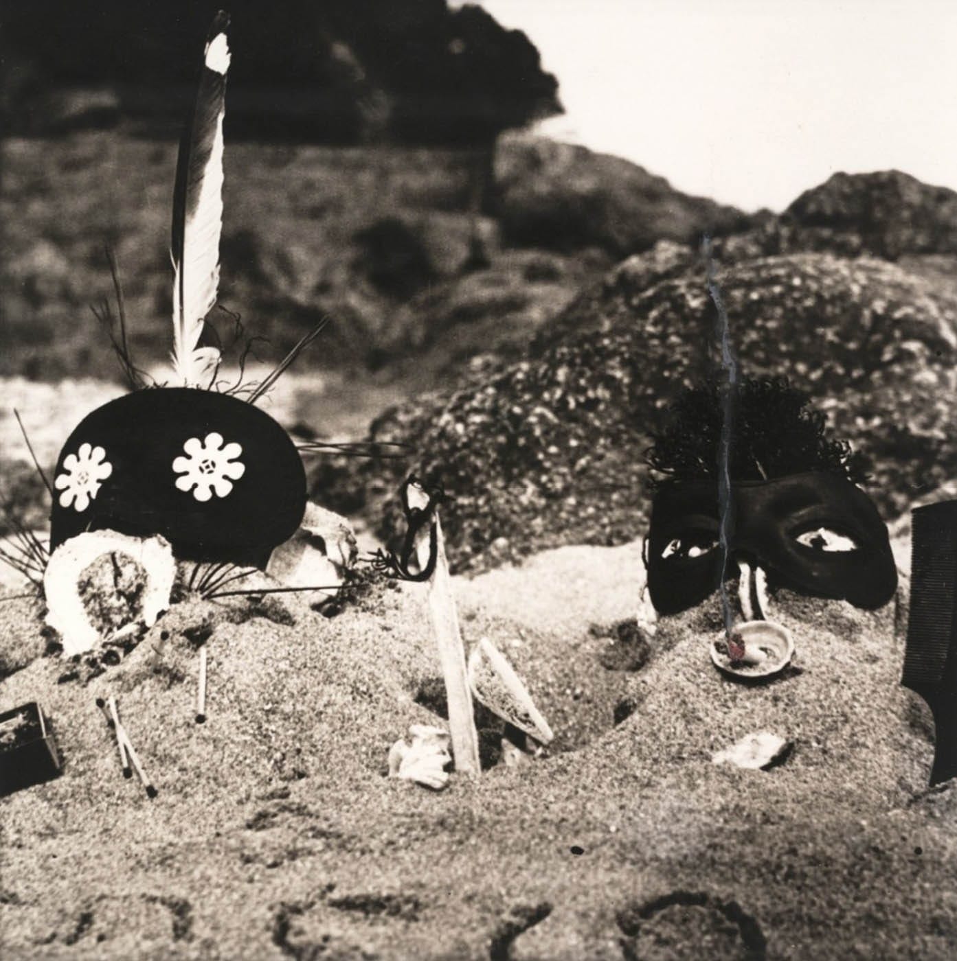 Entre nous, nature morte aux masques sur le sable, Claude Cahun