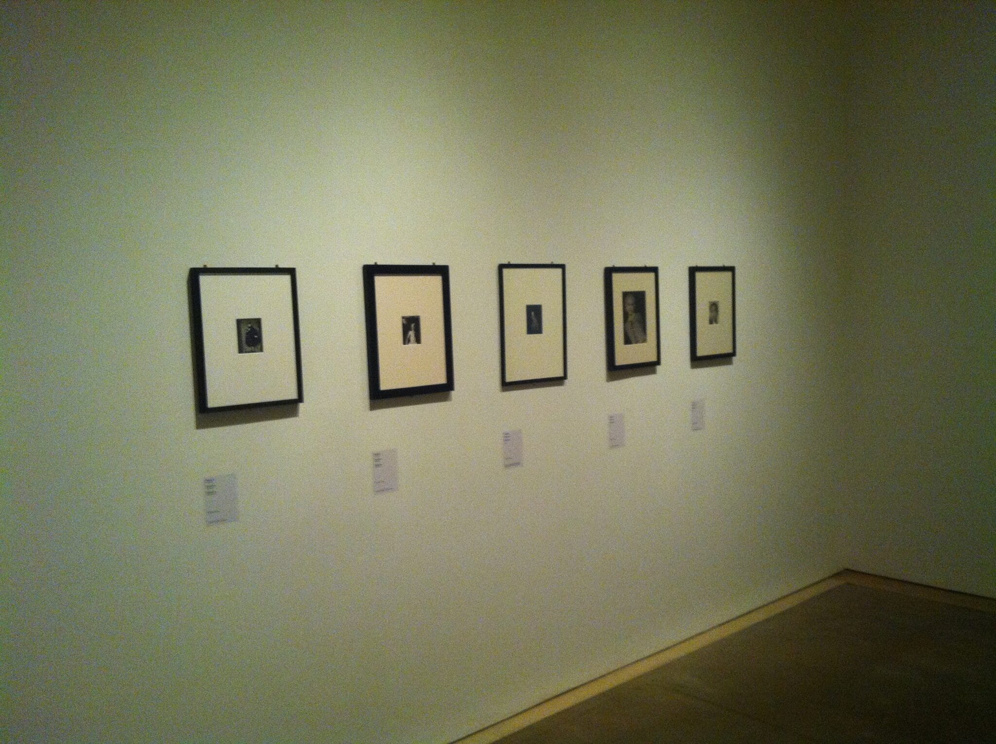 Salle de l'exposition Claude Cahun au Palau de la Virreina, à Barcelone