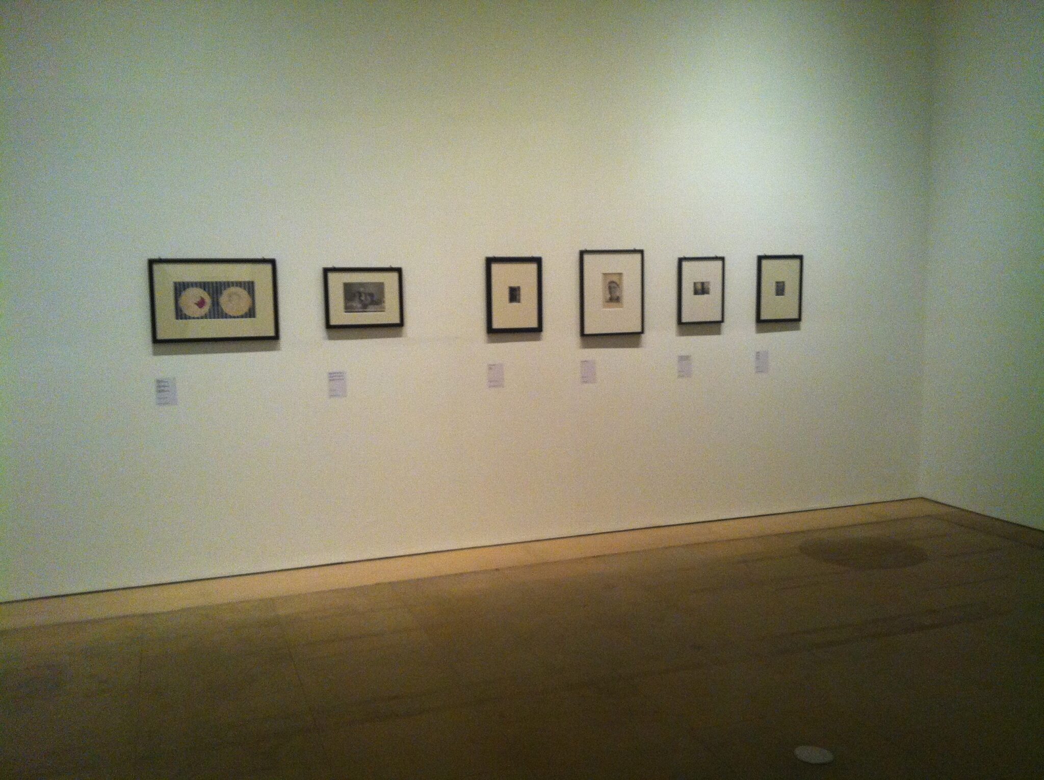Vue d'accrochage de l'exposition Claude Cahun au Palau de la Virreina
